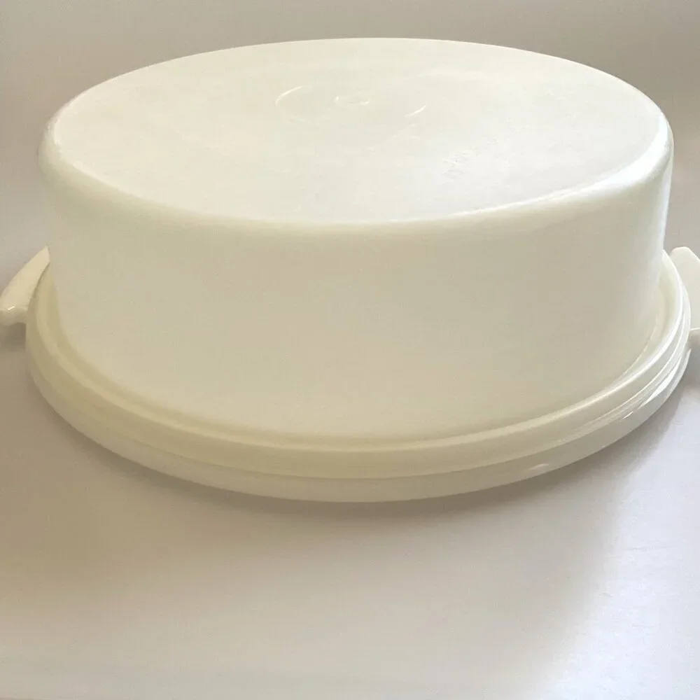 Tupperware vintage cake